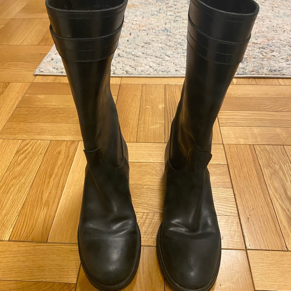 ***SOLD***Tods boots!